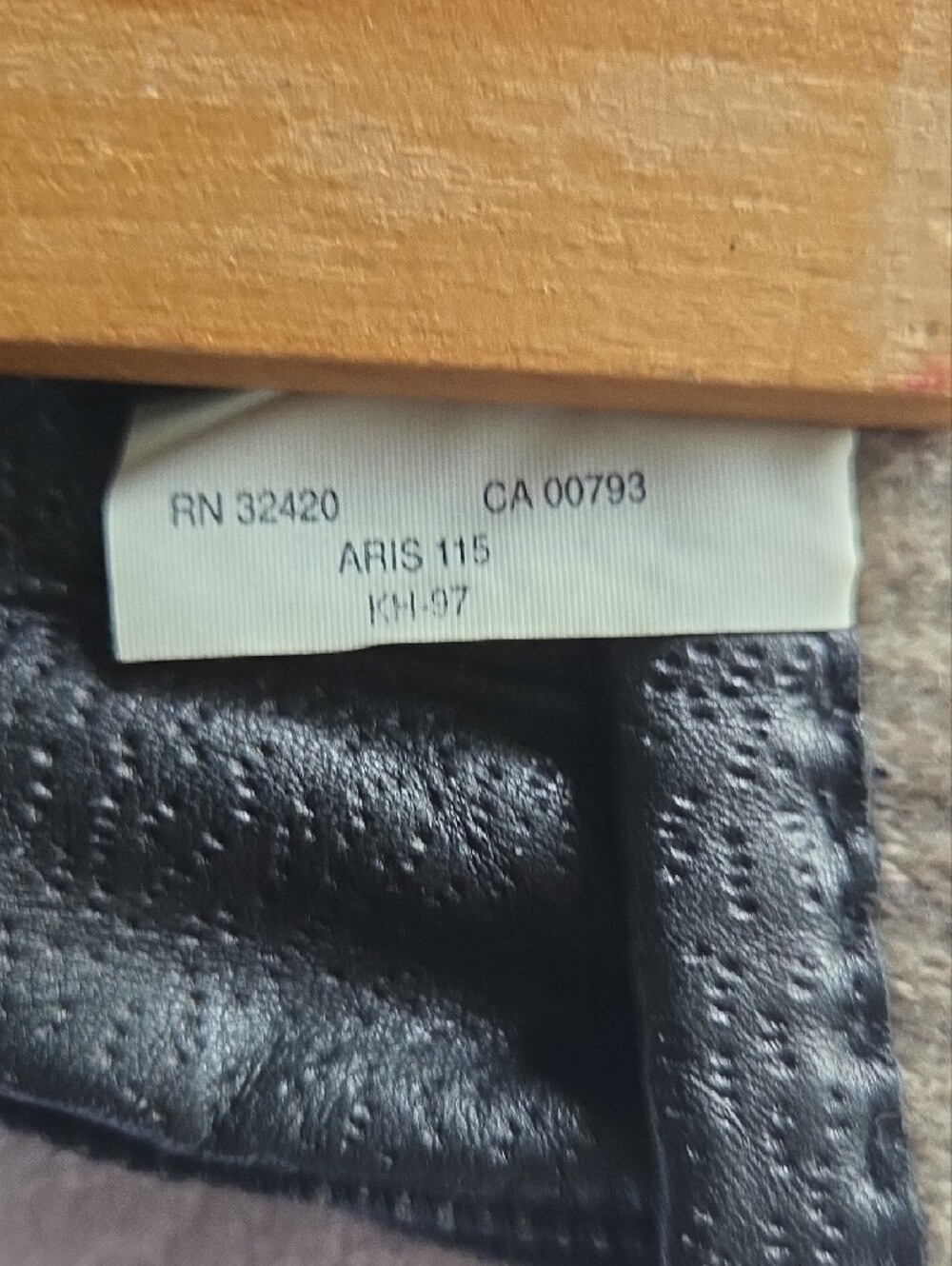 isotoner ...women or  Mens  Black Leather Gloves...unworn ..no Tags. - Picture 9 of 15
